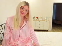 Im a little mysterious, a little playful, and i love a reading Tarot. Maybe i can tell you something about your future...or perhaps you will surprise me first.