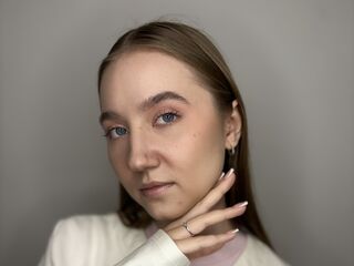 camwhore masturbating with dildo AudreyHermet