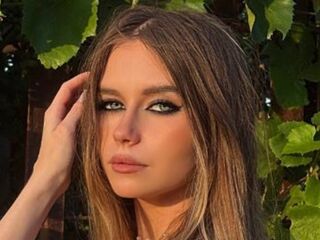 topless camgirl BrunaKiebler