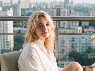 cam girl playing with dildo CindieColt