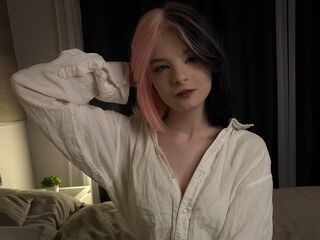 naughty cam girl fingering shaved pussy ClaudineKrentz
