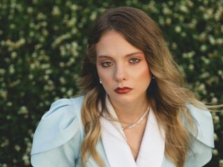 naughty camgirl masturbating with vibrator DrusillaPettet