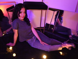 camgirl fingering shaved pussy KyaraLux