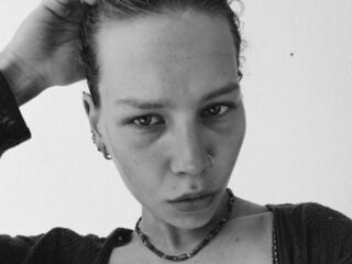 camwhore fingering shaved pussy LeeanneYepes