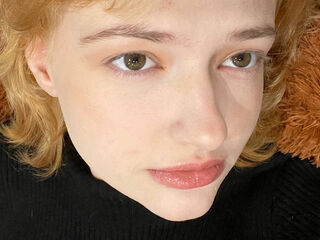 camgirl fingering bald pussy LunaBeans