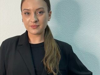 camgirl fingering bald pussy LyndaEstle