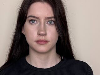 camslut showing tits OssieMichard