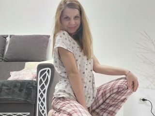 camgirl playing with sextoy RoxyLorie