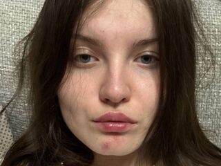 camgirl masturbating with dildo TamicaGolen